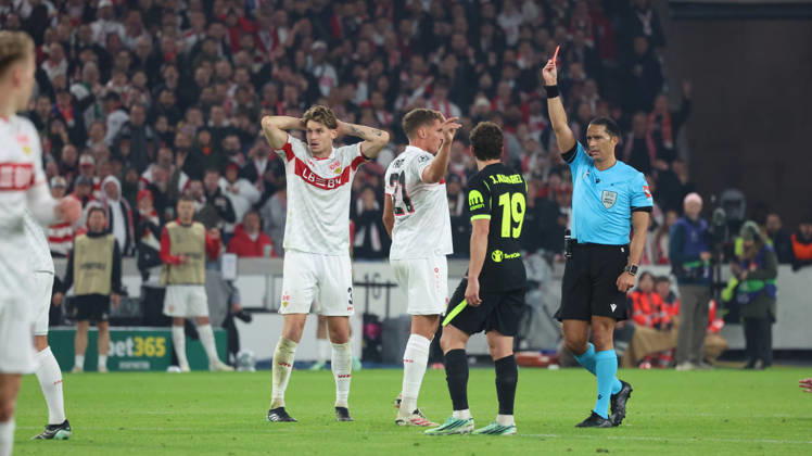 20.10.2026, xrekx, Fussball UEFA Champions League, VfB Stuttgart - Atletico Madrid v.l. Schiedsrichter Referee Serdar Gözübüyük zeigt die Rote Karte Morten Hjulmand (AtlÃ tico Madrid) Stuttgart