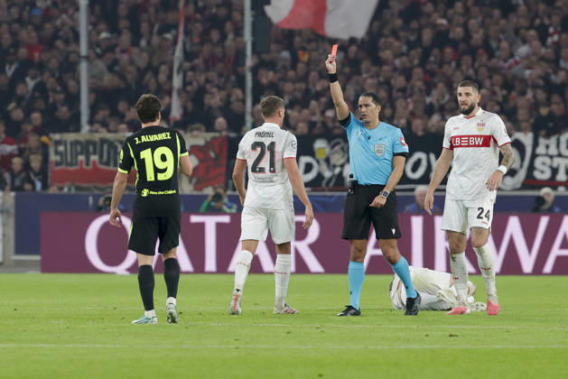 Im Bild: v.li. Julian Alvarez (Atletico Madrid, 19), Grischa Proemel (VfB Stuttgart, 21), Angelo Stiller (VfB Stuttgart, 6) am Boden und Jeff Chabot (VfB Stuttgart, 24), Rote Karte fuer Morten Hjulmand (Atletico Madrid, 23) - nicht im Bild 20.10.2026, VfB Stuttgart - Atletico Madrid, UEFA Champions League, 3. Spieltag, Deutschland, Stuttgart, MHP Arena, DFL REGULATIONS PROHIBIT ANY USE OF PHOTOGRAPHS AS IMAGE SEQUENCES AND OR QUASI-VIDEO. Copyright: HMBxMedia xJulienxBecker