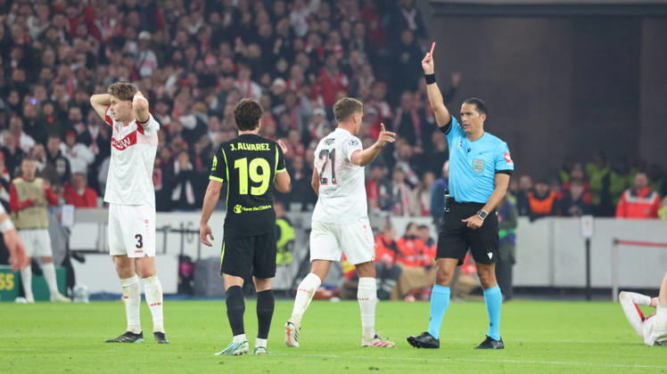 20.10.2026, xrekx, Fussball UEFA Champions League, VfB Stuttgart - Atletico Madrid v.l. Ramon Hendriks (VfB Stuttgart) Julian Alvarez (AtlÃ tico Madrid) Grischa Prömel (VfB Stuttgart) Schiedsrichter Referee Serdar Gözübüyük zeigt die Rote Karte Morten Hjulmand (AtlÃ tico Madrid) Stuttgart