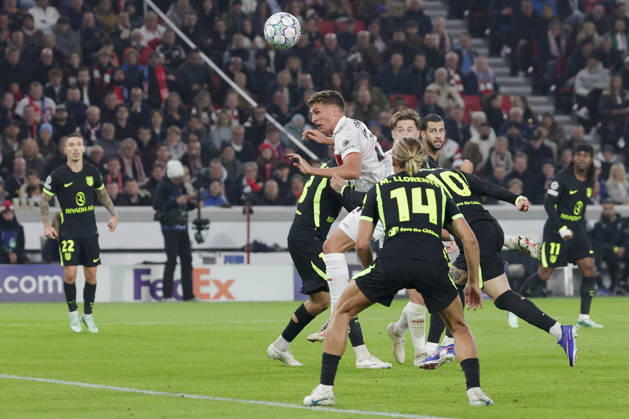 Im Bild: v.li. Grischa Proemel (VfB Stuttgart, 21) versucht an den Ball zu kommen, Marcos Llorente (Atletico Madrid, 14), Angelo Stiller (VfB Stuttgart, 6), David Hancko (Atletico Madrid, 17) und Alex Baena (Atletico Madrid, 10) 20.10.2026, VfB Stuttgart - Atletico Madrid, UEFA Champions League, 3. Spieltag, Deutschland, Stuttgart, MHP Arena, DFL REGULATIONS PROHIBIT ANY USE OF PHOTOGRAPHS AS IMAGE SEQUENCES AND OR QUASI-VIDEO. Copyright: HMBxMedia xJulienxBecker