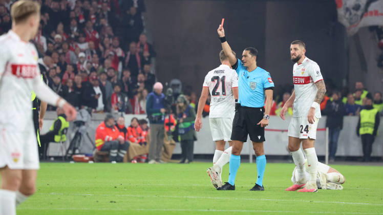 20.10.2026, xrekx, Fussball UEFA Champions League, VfB Stuttgart - Atletico Madrid v.l. Schiedsrichter Referee Serdar Gözübüyük zeigt die Rote Karte Morten Hjulmand (AtlÃ tico Madrid) Stuttgart
