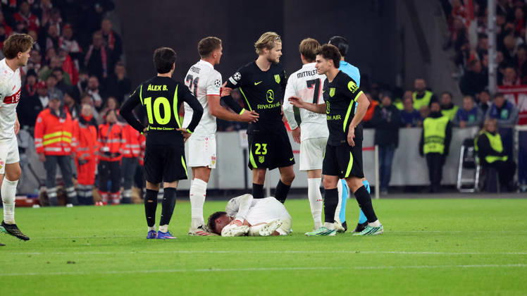 20.10.2026, xrekx, Fussball UEFA Champions League, VfB Stuttgart - Atletico Madrid v.l. Angelo Stiller (VfB Stuttgart) verletzt, Verletzung, Schmerz, Schmerzen, injured, injury, pain, pains Schiedsrichter Referee Serdar Gözübüyük zeigt die Rote Karte Morten Hjulmand (AtlÃ tico Madrid) Stuttgart