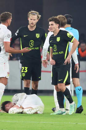 20.10.2026, xrekx, Fussball UEFA Champions League, VfB Stuttgart - Atletico Madrid v.l. Angelo Stiller (VfB Stuttgart) verletzt, Verletzung, Schmerz, Schmerzen, injured, injury, pain, pains Schiedsrichter Referee Serdar Gözübüyük zeigt die Rote Karte Morten Hjulmand (AtlÃ tico Madrid) Stuttgart