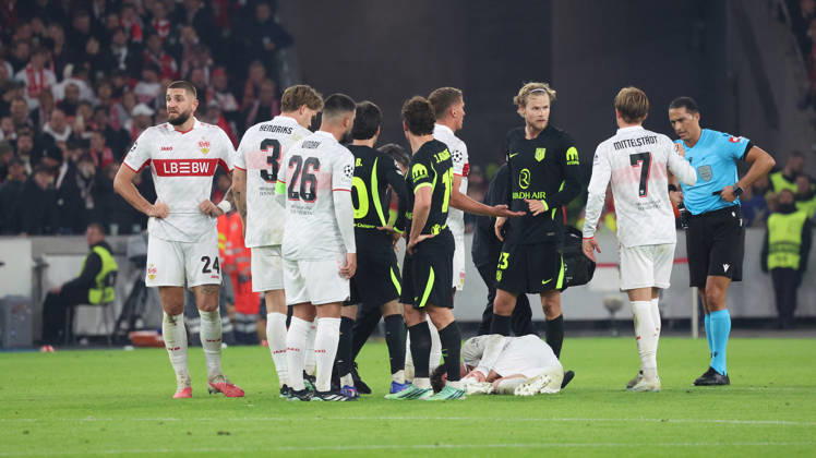 20.10.2026, xrekx, Fussball UEFA Champions League, VfB Stuttgart - Atletico Madrid v.l. Angelo Stiller (VfB Stuttgart) verletzt, Verletzung, Schmerz, Schmerzen, injured, injury, pain, pains Schiedsrichter Referee Serdar Gözübüyük zeigt die Rote Karte Morten Hjulmand (AtlÃ tico Madrid) Stuttgart