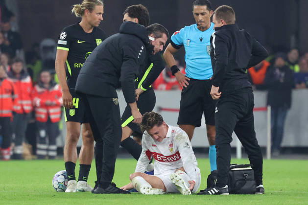 20.10.2026, xrekx, Fussball UEFA Champions League, VfB Stuttgart - Atletico Madrid v.l. Angelo Stiller (VfB Stuttgart) verletzt, Verletzung, Schmerz, Schmerzen, injured, injury, pain, pains Stuttgart
