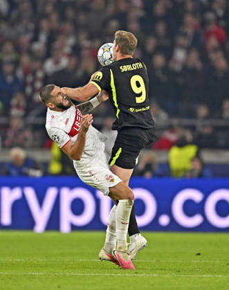 20.10.2026, Fussball UEFA Champions-League League 2026 2027, 3.Spieltag, VfB Stuttgart - Atletico Madrid, in der MHP-Arena Stuttgart, v.l. Jeff Chabot (Stuttgart) gegen Alexander Sorloth (Atletico Madrid)