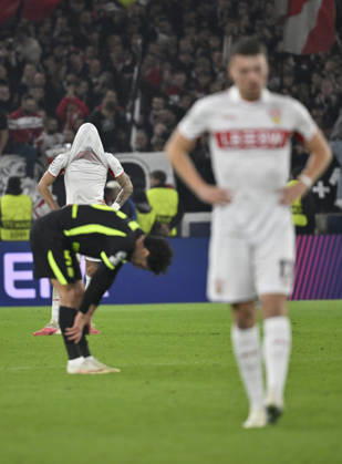 nach Spielende: Jeff Chabot VfB Stuttgart (24) enttaeuscht hinten Ermedin Demirovic VfB Stuttgart (09) Champions League VfB Stuttgart vs Atletico Madrid 20.10.2026 DFL REGULATIONS PROHIBIT ANY USE OF PHOTOGRAPHS AS IMAGE SEQUENCES AND OR QUASI-VIDEO Champions League VfB Stuttgart vs Atletico Madrid