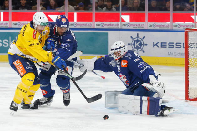 20.10.2026 Swiss Life Arena Zuerich, SCHWEIZ, Saison 2026 2027 Herren Eishockey National League ZSC Lions - HC Davos Yannick Frehner (li,HC Davos) gegen Christian Marti (ZSC) vor Torwart Simon Hrubec (ZSC)