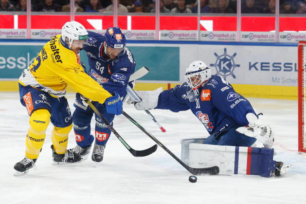 20.10.2026 Swiss Life Arena Zuerich, SCHWEIZ, Saison 2026 2027 Herren Eishockey National League ZSC Lions - HC Davos Yannick Frehner (li,HC Davos) gegen Christian Marti (ZSC) vor Torwart Simon Hrubec (ZSC)