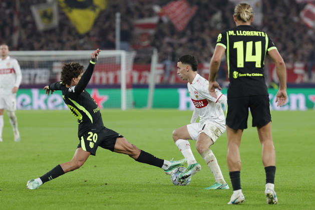 Im Bild: v.li. Giuliano Simeone (Atletico Madrid, 20) gegen Bilal El Khannouss (VfB Stuttgart, 11) und daneben Marcos Llorente (Atletico Madrid, 14) 20.10.2026, VfB Stuttgart - Atletico Madrid, UEFA Champions League, 3. Spieltag, Deutschland, Stuttgart, MHP Arena, DFL REGULATIONS PROHIBIT ANY USE OF PHOTOGRAPHS AS IMAGE SEQUENCES AND OR QUASI-VIDEO. Copyright: HMBxMedia xJulienxBecker