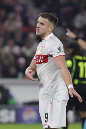 Im Bild: Anweisungen von Ermedin Demirovic (VfB Stuttgart, 9) 20.10.2026, VfB Stuttgart - Atletico Madrid, UEFA Champions League, 3. Spieltag, Deutschland, Stuttgart, MHP Arena, DFL REGULATIONS PROHIBIT ANY USE OF PHOTOGRAPHS AS IMAGE SEQUENCES AND OR QUASI-VIDEO. Copyright: HMBxMedia xJulienxBecker