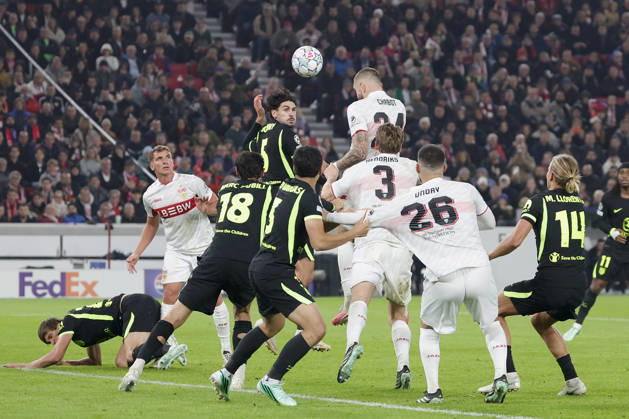 Im Bild: v.li. Johnny Cardoso (Atletico Madrid, 5) im Kopfballduell in der Luft gegen Jeff Chabot (VfB Stuttgart, 24) 20.10.2026, VfB Stuttgart - Atletico Madrid, UEFA Champions League, 3. Spieltag, Deutschland, Stuttgart, MHP Arena, DFL REGULATIONS PROHIBIT ANY USE OF PHOTOGRAPHS AS IMAGE SEQUENCES AND OR QUASI-VIDEO. Copyright: HMBxMedia xJulienxBecker