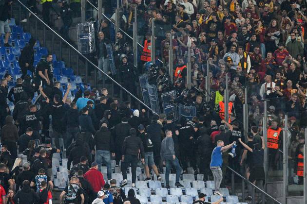 Foto IPP Roberto Ramaccia Roma 20 10 2026 Calcio:Uefa Champions League 2026- 2027 Roma vs Slovan Bratislava Nella foto scontri tifosi vs polizia - italyphotopress world copyright Roma italy Italia ITALY  Copyright: xR4924_italyphotopressx
