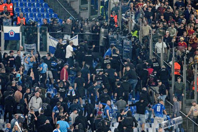 Foto IPP Roberto Ramaccia Roma 20 10 2026 Calcio:Uefa Champions League 2026- 2027 Roma vs Slovan Bratislava Nella foto scontri tifosi vs polizia - italyphotopress world copyright Roma italy Italia ITALY  Copyright: xR4924_italyphotopressx