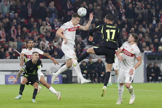 Im Bild: v.li. Dzenan Pejcinovic (VfB Stuttgart, 25) mit dem Kopfball gegen David Hancko (Atletico Madrid, 17) 20.10.2026, VfB Stuttgart - Atletico Madrid, UEFA Champions League, 3. Spieltag, Deutschland, Stuttgart, MHP Arena, DFL REGULATIONS PROHIBIT ANY USE OF PHOTOGRAPHS AS IMAGE SEQUENCES AND OR QUASI-VIDEO. Copyright: HMBxMedia xJulienxBecker