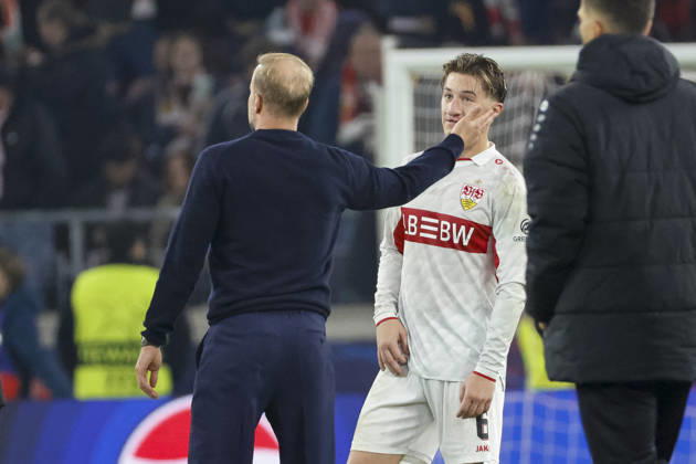Sebastian Hoeneß, Hoeness (VfB Stuttgart, Trainer) und Angelo Stiller (VfB Stuttgart, 06) nach dem Spiel , Deutschland, Fussball, UEFA Champions League, 3. Spieltag, 2026 2027, VfB Stuttgart vs. Atletico Madrid, 20.10.2026, Stuttgart Arena Stuttgart Deutschland Copyright: xGrantxHubbsx