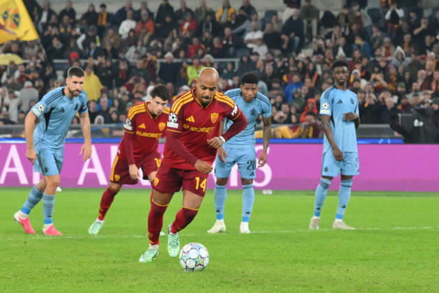 IPA89965281 - Donyell Malen of Roma shoots and scores the goal to make it 4-0 during the UEFA Champions League soccer match between Roma and Slovan Bratislava at the Olimpico Stadium on October 20, 2026, in Rome, Lazio. During the AS Roma vs. Slovan Bratislava UEFA Champions League soccer match in Rome, Italy, on October 20, 2026  Copyright: xRobertoxRamaccia IPAxSportx xx IPA89965281 IPA89965281