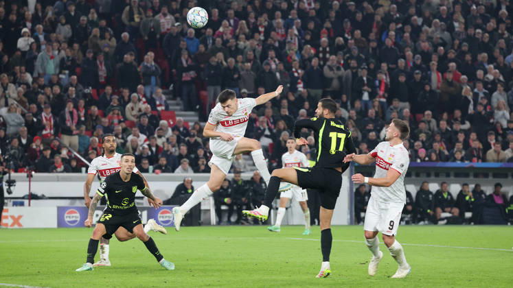 Stuttgart , Fußball UEFA Champions League VfB Stuttgart vs. Atletico Madrid , mitte: Ermedin Demirovic ( VfB )