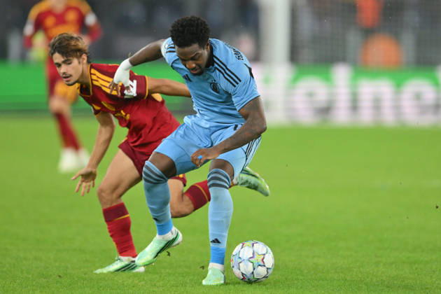 IPA89965259 - Sandro Cruz of Slovan Bratislava under pressure from Rodrigo Mora of Roma during the UEFA Champions League soccer match between Roma and Slovan Bratislava at the Stadio Olimpico on October 20, 2026, in Rome, Lazio. During the AS Roma vs. Slovan Bratislava UEFA Champions League soccer match in Rome, Italy, on October 20, 2026  Copyright: xRobertoxRamaccia IPAxSportx xx IPA89965259 IPA89965259