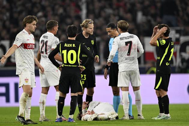 STUTTGART - Morten Hjulmand of Atletico Madrid (m) in discussion with referee Serdar Gozubuyuk regarding the red card he received during the UEFA Champions League match between VFB Stuttgart and Atletico Madrid at Stadion MHP Arena on 20 October 2026 in Stuttgart, Germany. ANP UEFA Champions League 2026 27 xVIxANPxSportx xGerritxvanxKeulenxIVx 573110700 originalFilename: 573110700.jpg