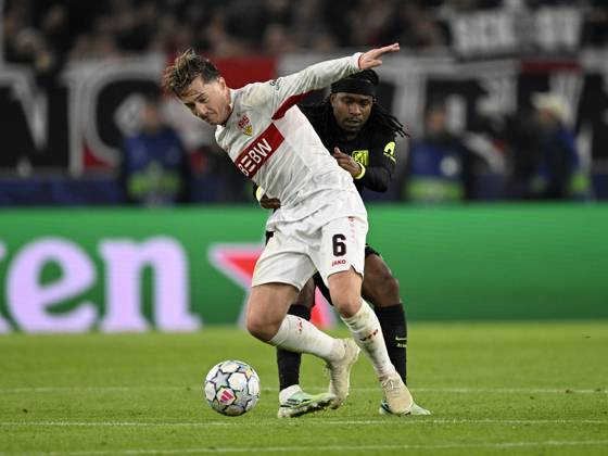 STUTTGART - (lr) Angelo Stiller of VFB Stuttgart, Ademola Lookman of Atletico Madrid during the UEFA Champions League match between VFB Stuttgart and Atletico Madrid at Stadion MHP Arena on 20 October 2026 in Stuttgart, Germany. ANP UEFA Champions League 2026 27 xVIxANPxSportx xGerritxvanxKeulenxIVx 573110712 originalFilename: 573110712.jpg