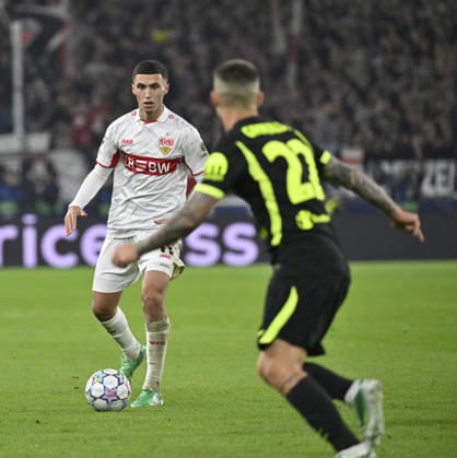 Bilal El Khannouss VfB Stuttgart (11) gegen Alejandro Grimaldo Atletico de Madrid (22) Champions League VfB Stuttgart vs Atletico Madrid 20.10.2026 DFL REGULATIONS PROHIBIT ANY USE OF PHOTOGRAPHS AS IMAGE SEQUENCES AND OR QUASI-VIDEO Champions League VfB Stuttgart vs Atletico Madrid