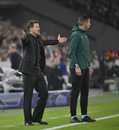 Trainer Coach Diego Simeone Atletico de Madrid am Spielfeldrand Gestik Geste Champions League VfB Stuttgart vs Atletico Madrid 20.10.2026 DFL REGULATIONS PROHIBIT ANY USE OF PHOTOGRAPHS AS IMAGE SEQUENCES AND OR QUASI-VIDEO Champions League VfB Stuttgart vs Atletico Madrid