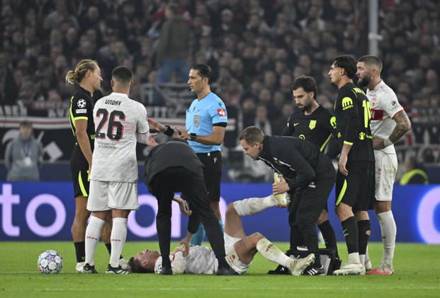 Angelo Stiller VfB Stuttgart (06) verletzt Verletzung am Boden Schiedsrichter Referee Serdar Goezuebueyuek (NED) im Gespraech Diskussion mit Marcos Llorente Atletico de Madrid (14) Champions League VfB Stuttgart vs Atletico Madrid 20.10.2026 DFL REGULATIONS PROHIBIT ANY USE OF PHOTOGRAPHS AS IMAGE SEQUENCES AND OR QUASI-VIDEO Champions League VfB Stuttgart vs Atletico Madrid
