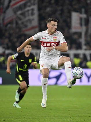 Dzenan Pejcinovic VfB Stuttgart (17) Aktion am Ball Torschuss Aktion Torchance Champions League VfB Stuttgart vs Atletico Madrid 20.10.2026 DFL REGULATIONS PROHIBIT ANY USE OF PHOTOGRAPHS AS IMAGE SEQUENCES AND OR QUASI-VIDEO Champions League VfB Stuttgart vs Atletico Madrid
