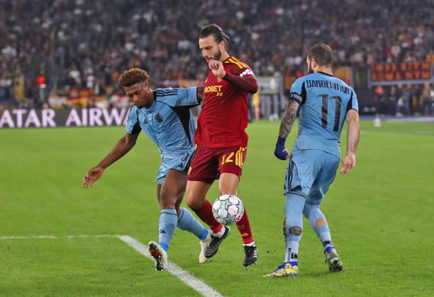 IPA89967711 - October 20, 2026, Champions League: Roma vs. Slovan Bratislava. Pictured: Hermoso being tackled (Photo by Gino Mancini)  Copyright: xGinoxMancini IPAxSportx xx IPA89967711 IPA89967711