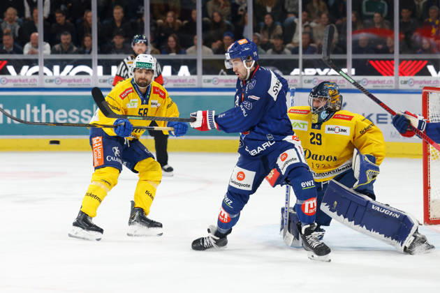 20.10.2026 Swiss Life Arena Zuerich, SCHWEIZ, Saison 2026 2027 Herren Eishockey National League ZSC Lions - HC Davos Thierry Bader (ZSC) gegen Frederic Allard (HC Davos) vor Torwart Sandro Aeschlimann (HC Davos)