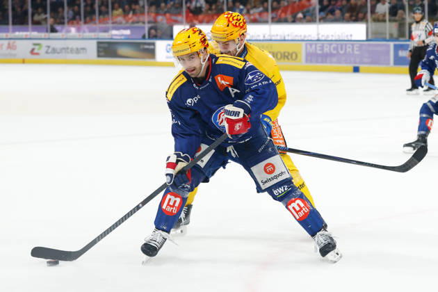 20.10.2026 Swiss Life Arena Zuerich, SCHWEIZ, Saison 2026 2027 Herren Eishockey National League ZSC Lions - HC Davos Denis Malgin (ZSC Lions) gegen Filip Zadina (HC Davos)