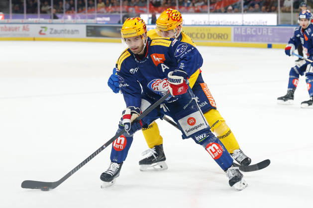 20.10.2026 Swiss Life Arena Zuerich, SCHWEIZ, Saison 2026 2027 Herren Eishockey National League ZSC Lions - HC Davos Denis Malgin (ZSC Lions) gegen Filip Zadina (HC Davos)