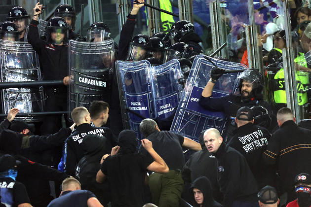 SOCCER - UEFA Champions League - AS Roma vs. Slovan Bratislava Photo by IPA ABACAPRESS.COM89965645 - Rome, Italy - October 20, 2026: Clashes between Bratislava fans and police during the 2026-2027 UEFA Champions League soccer match between AS Roma and SK Slovan Bratislava at the Olympic Stadium in Rome. Roma Italy  Copyright: xIPAxSport ABACAx