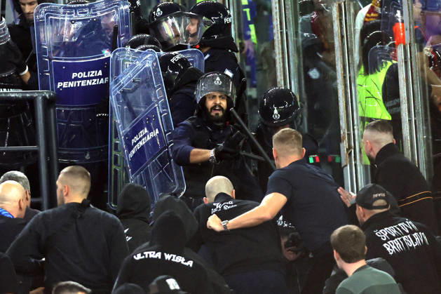 SOCCER - UEFA Champions League - AS Roma vs. Slovan Bratislava Photo by IPA ABACAPRESS.COM89965648 - Rome, Italy - October 20, 2026: Clashes between Bratislava fans and police during the 2026-2027 UEFA Champions League soccer match between AS Roma and SK Slovan Bratislava at the Olympic Stadium in Rome. Roma Italy  Copyright: xIPAxSport ABACAx