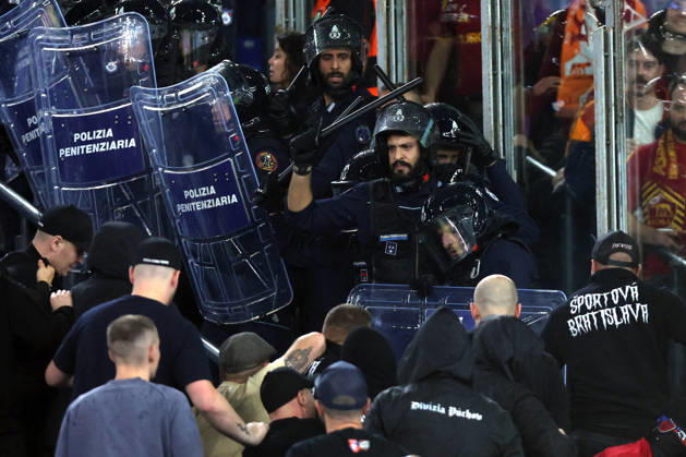 SOCCER - UEFA Champions League - AS Roma vs. Slovan Bratislava Photo by IPA ABACAPRESS.COM89965665 - Rome, Italy - October 20, 2026: Clashes between Bratislava fans and police during the 2026-2027 UEFA Champions League soccer match between AS Roma and SK Slovan Bratislava at the Olympic Stadium in Rome. Roma Italy  Copyright: xIPAxSport ABACAx