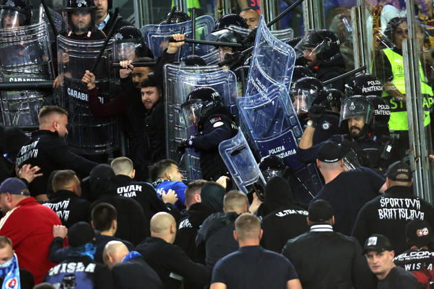SOCCER - UEFA Champions League - AS Roma vs. Slovan Bratislava Photo by IPA ABACAPRESS.COM89965667 - Rome, Italy - October 20, 2026: Clashes between Bratislava fans and police during the 2026-2027 UEFA Champions League soccer match between AS Roma and SK Slovan Bratislava at the Olympic Stadium in Rome. Roma Italy  Copyright: xIPAxSport ABACAx