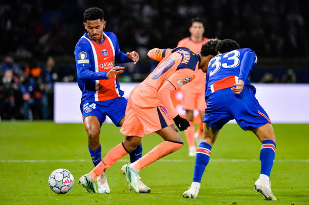 FOOTBALL : Paris Saint Germain vs FC Barcelone - Ligue des Champions - Phase de Ligue - Journée 3 - 20 10 2026 Lamine Yamal (FC Barcelone) Senny Mayulu (Paris SG) ParisFrance  Copyright: xBaptistexAutissierx