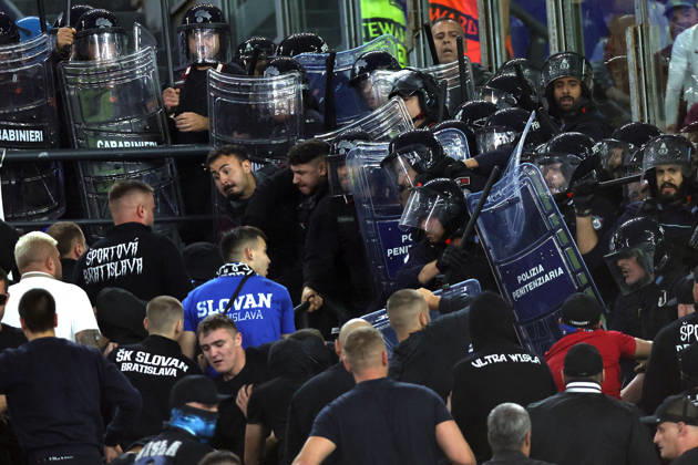 SOCCER - UEFA Champions League - AS Roma vs. Slovan Bratislava Photo by IPA ABACAPRESS.COM89965694 - Rome, Italy - October 20, 2026: Clashes between Bratislava fans and police during the 2026-2027 UEFA Champions League soccer match between AS Roma and SK Slovan Bratislava at the Olympic Stadium in Rome. Roma Italy  Copyright: xIPAxSport ABACAx