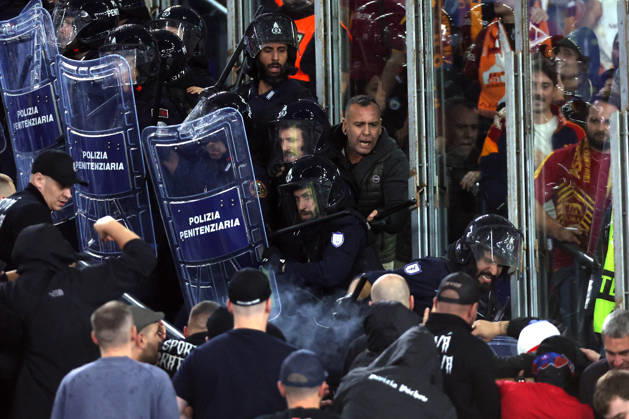 SOCCER - UEFA Champions League - AS Roma vs. Slovan Bratislava Photo by IPA ABACAPRESS.COM89965699 - Rome, Italy - October 20, 2026: Clashes between Bratislava fans and police during the 2026-2027 UEFA Champions League soccer match between AS Roma and SK Slovan Bratislava at the Olympic Stadium in Rome. Roma Italy  Copyright: xIPAxSport ABACAx