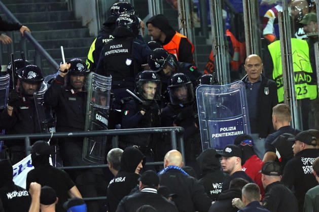 SOCCER - UEFA Champions League - AS Roma vs. Slovan Bratislava Photo by IPA ABACAPRESS.COM89965700 - Rome, Italy - October 20, 2026: Clashes between Bratislava fans and police during the 2026-2027 UEFA Champions League soccer match between AS Roma and SK Slovan Bratislava at the Olympic Stadium in Rome. Roma Italy  Copyright: xIPAxSport ABACAx