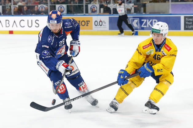 20.10.2026 Swiss Life Arena Zuerich, SCHWEIZ, Saison 2026 2027 Herren Eishockey National League ZSC Lions - HC Davos Jesper Froeden (li,ZSC Lions) gegen Dominik Egli (HC Davos)