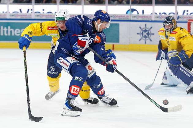 20.10.2026 Swiss Life Arena Zuerich, SCHWEIZ, Saison 2026 2027 Herren Eishockey National League ZSC Lions - HC Davos Julian Parree (li,HC Davos) gegen Dean Kukan (ZSC Lions)