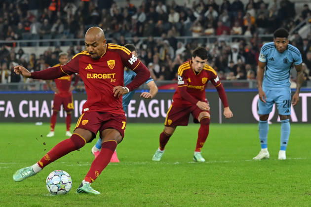 IPA89968203 - Donyell Malen of Roma scored on a penalty kick during the Champions League group stage Matchday 3 game between Roma and Slovan Bratislava at the Stadio Olimpico. Rome (Italy), October 20, 2026 Mattia Vian  Copyright: xMattiaxVian IPAxSportx xx IPA89968203 IPA89968203
