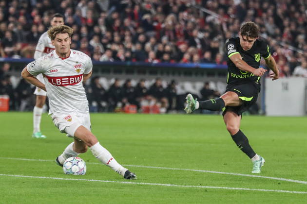 Stuttgart 20.10.2026. Pilka nozna Liga Mistrzow UEFA sezon 2026 2027 kolejka 3 mecz: VfB Stuttgart - Atletico Madryt --- Football UEFA Champions League season 2025 2026 round 3 match: VfB Stuttgart - Atletico de Madrid nz Julian Alvarez, Ramon Hendriks Fot. Kacper Staniec NEWSPIX.PL --- newspix.pl
