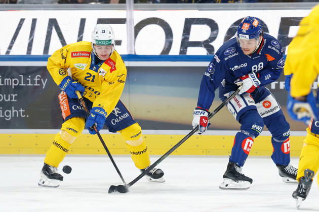 20.10.2026 Swiss Life Arena Zuerich, SCHWEIZ, Saison 2026 2027 Herren Eishockey National League ZSC Lions - HC Davos Julian Parree (li,HC Davos) gegen Malte Stroemwall (ZSC Lions)