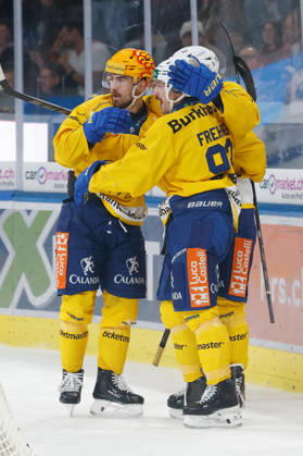 20.10.2026 Swiss Life Arena Zuerich, SCHWEIZ, Saison 2026 2027 Herren Eishockey National League ZSC Lions - HC Davos Torjubel Filip Zadina - Yannick Frehner (HC Davos)