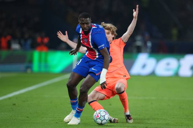 Willian Pacho of PSG holds off Anthony Gordon of Barcelona Paris Saint-Germain v Barcelona, UEFA Champions League, Football, Parc des Princes, Paris, France - 20 Oct 2026Paris Parc des Princes France  Copyright: xDavexWinter Shutterstockx 17226708lm
