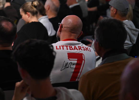 21.10.2026, xophax, Köln , Cologne , Deutsches & Olympia Museum. Ein Abend mit Fussball Weltmeister Thomas Häßler und Pierre Littbarski. Zuschauer mit Littbarski Trikot. Köln