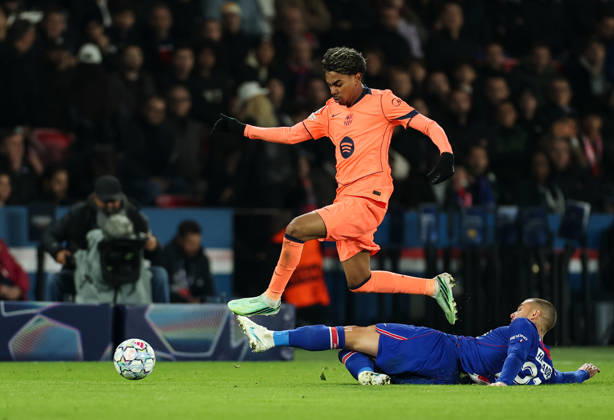 (261021) -- PARIS, Oct. 21, 2026 -- Barcelona s Lamine Yamal (top) competes during the UEFA Champion s League football match between Paris Saint Germain and Barcelona, Paris, France, Oct. 20, 2026. ) (SP) FRANCE-PARIS-FOOTBALL-UEFA CHAMPIONS LEAGUE-PSG VS BARCELONA WuxHuiwo 